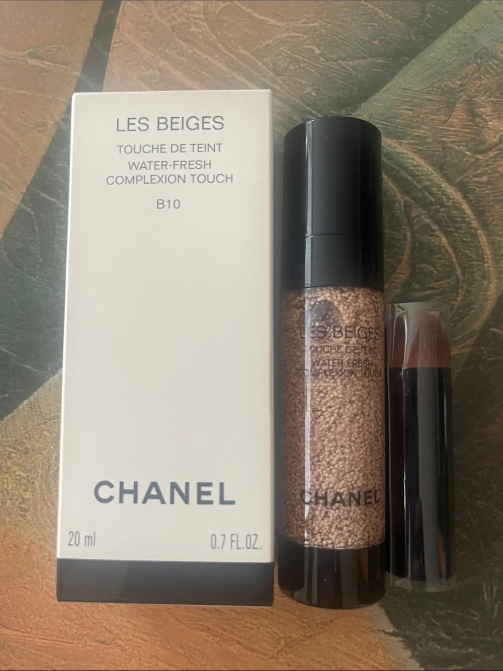CHANEL Les Beiges Water-Fresh Complexion Touch B10 - new